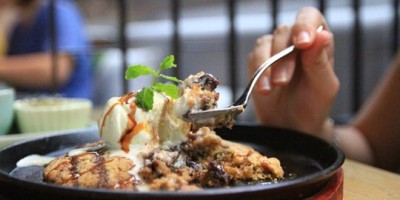 Giới trẻ đang sốt với bánh cookie Pizookie nóng - lạnh ở Sài Gòn