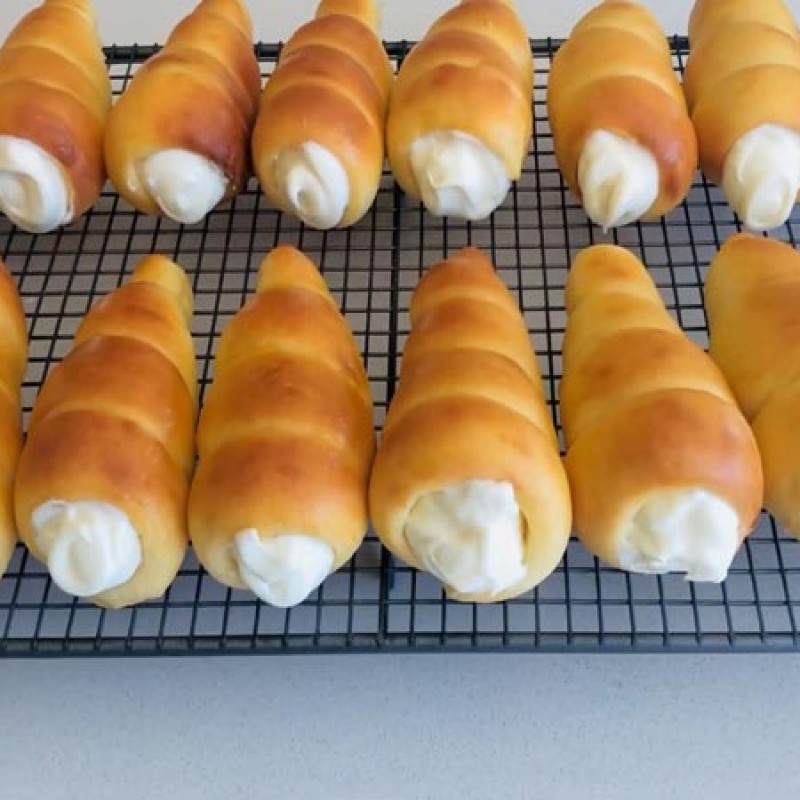 Bánh mì ốc quế nhân kem trứng